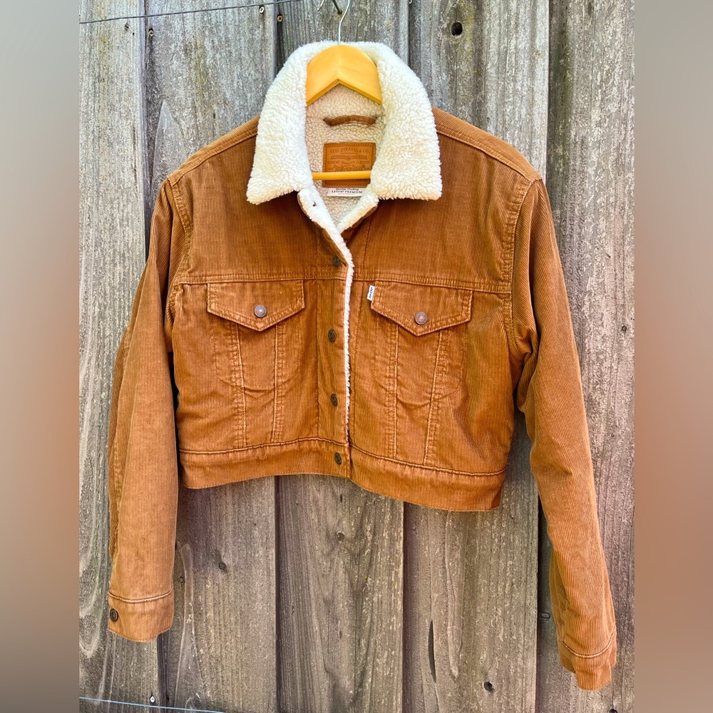 Woman’s Levi Corduroy Trucker Jacket with Sherpa lining. Size Medium